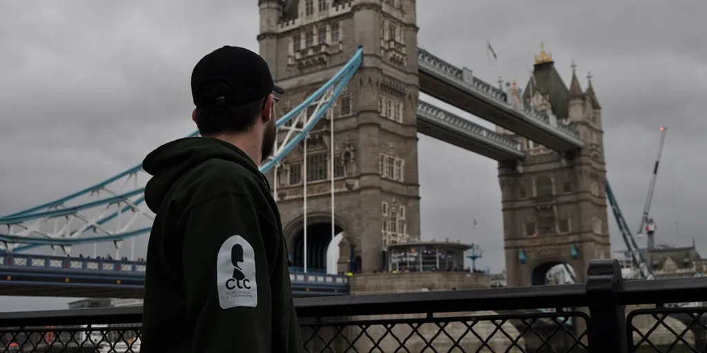 Acompagnateur avec un pull CLC denat le Tower Bridge à Londres