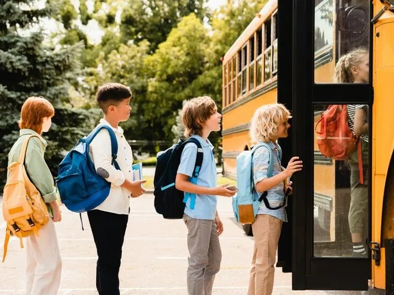 Enfants devant bus scolaire