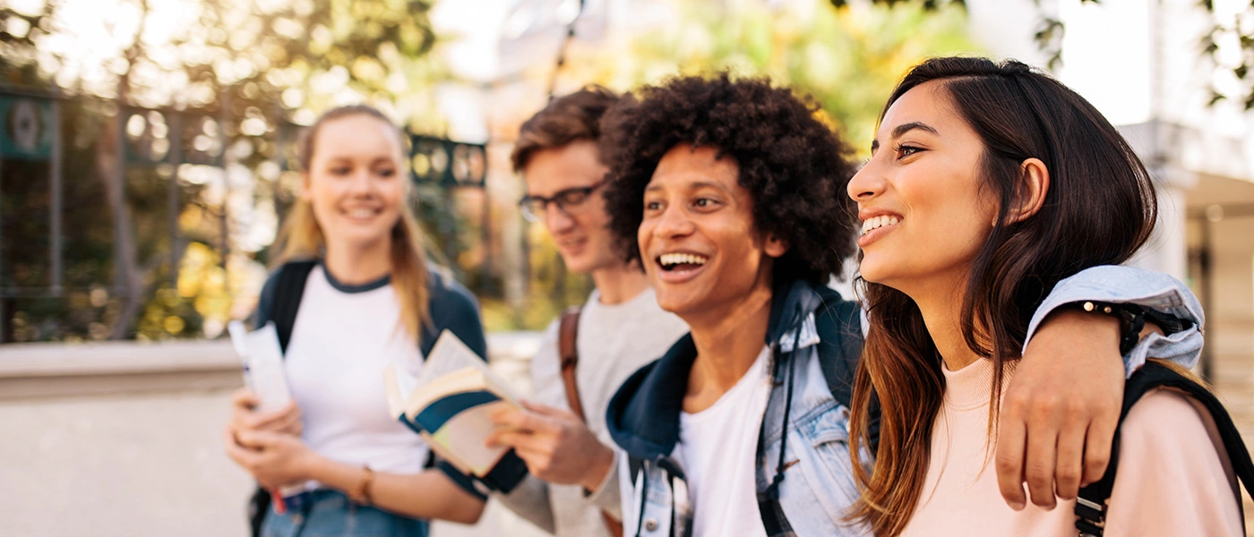 groupe de jeunes étudiants joyeux