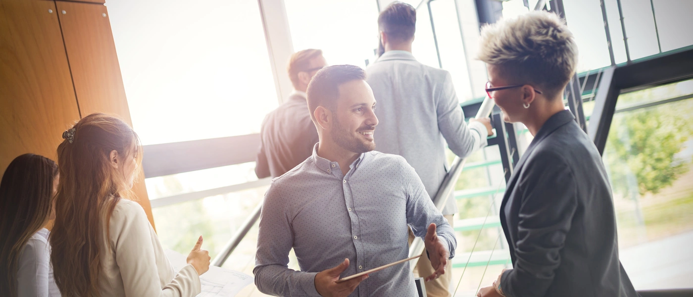 salarié souriant et discutant avec une autre personne