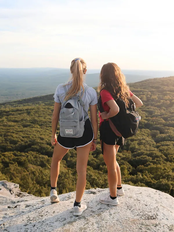 jeunes de dos devant panorama