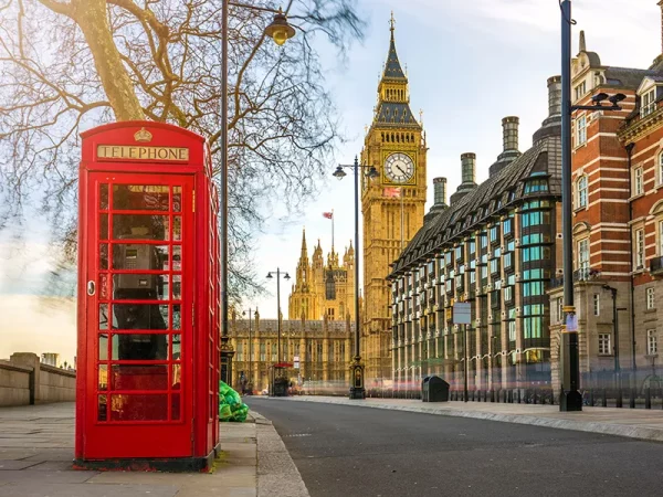 Emblématique cabine téléphonique rouge avec Big Ben en arrière-plan dans le centre de Londres